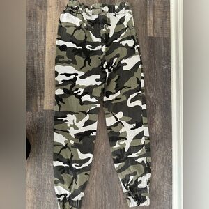 Almost Famous Paperbag Pants Womens Size small Green Black Camo‎ green